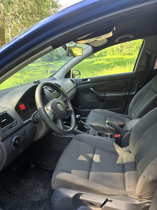 Vând Volkswagen Golf 5 1.9 TDI (105 CP) 
 An 2006