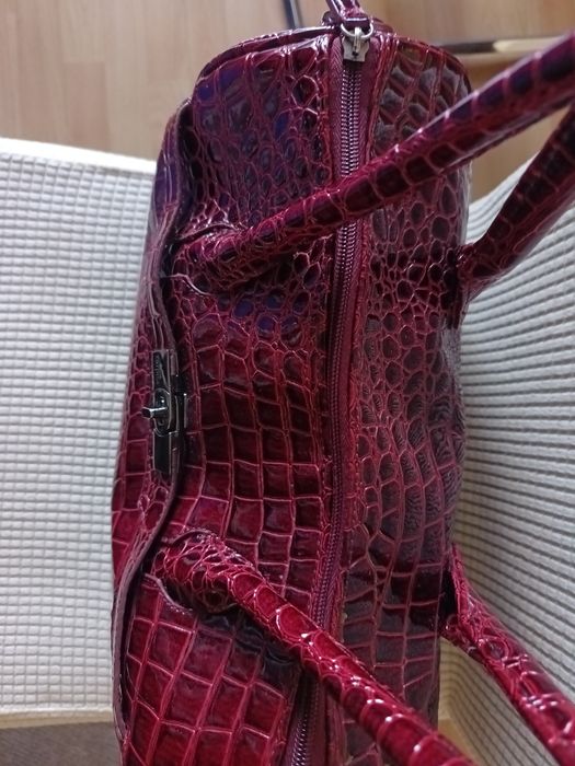 Дамска лачена чанта CARPISA