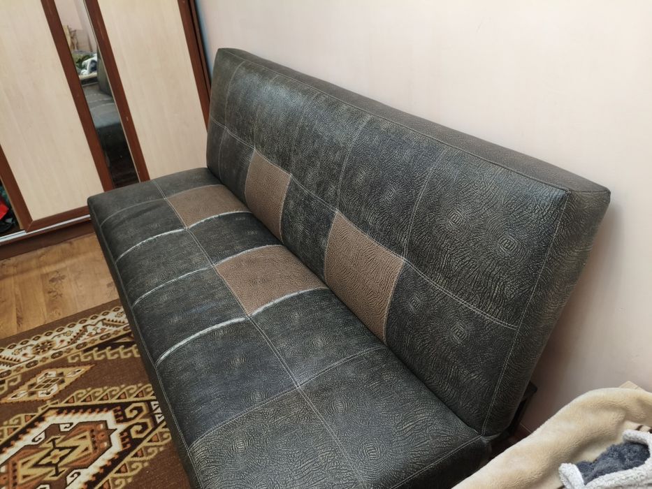 Продам старый кожанный диван самовывоз