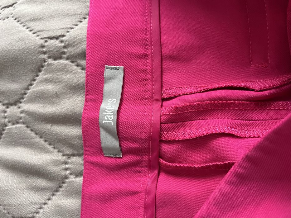 Стилен Костюм Jakes  . Обличан веднъж . Като нов.