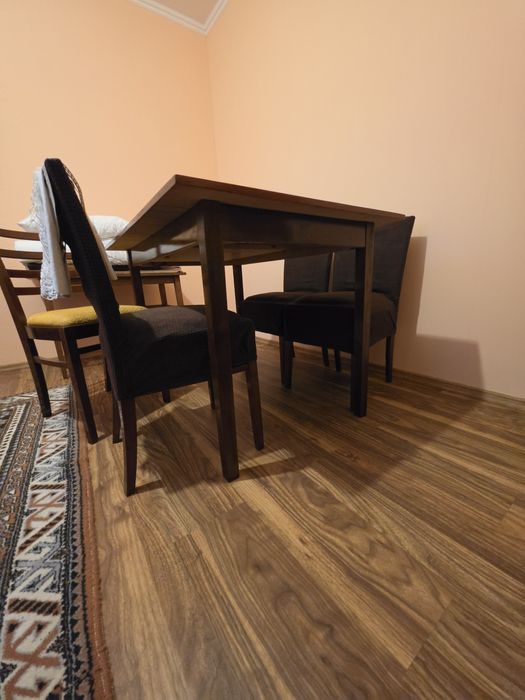 Mese classice cu scaune tapitate