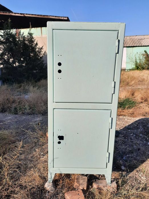 Сейф металлический.