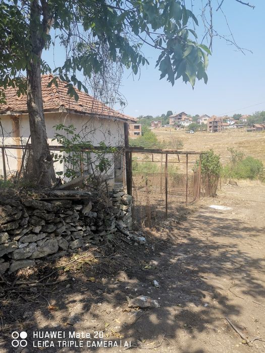 Продава изгодно парцел с гредоредна къща.