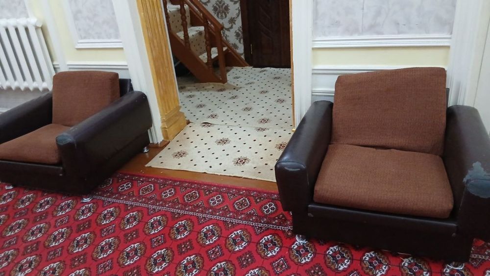 Yaxshi holatdaki divan sotiladi.