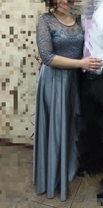 Платье серого цвета,