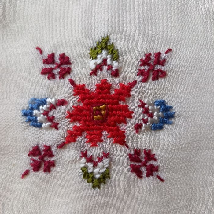 Продавам копринени, ръчно бродирани дамски кърпички.