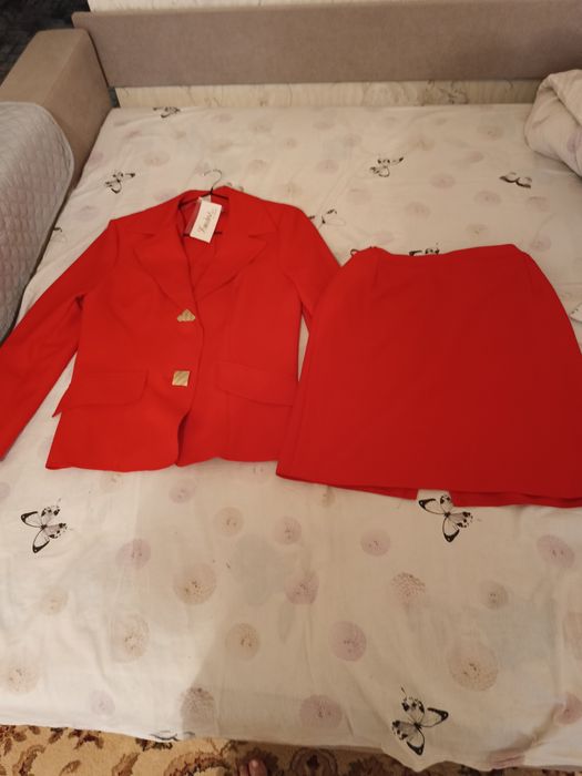 Продам женские костюмы