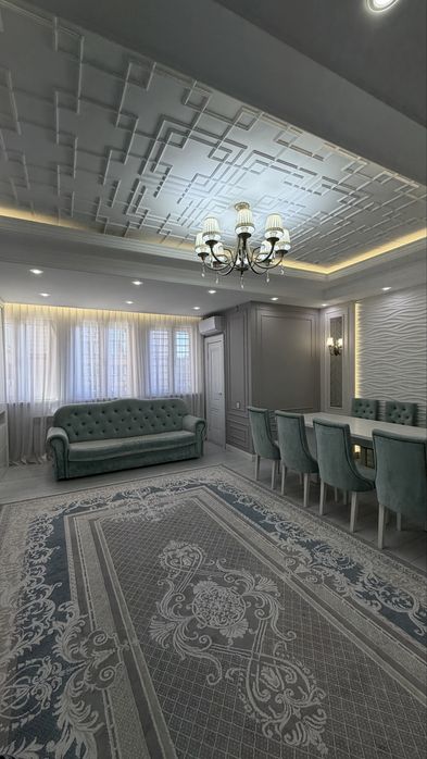 Диван, стол и стулья