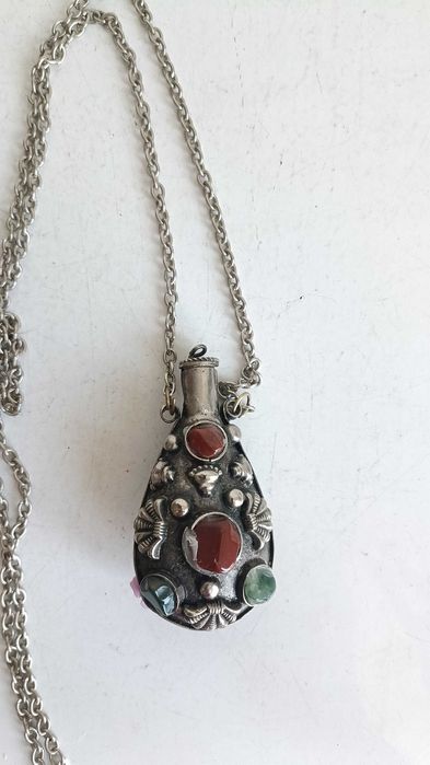 Старинно колие е флакон за парфюм  изработено от метал с декорация от камъни.