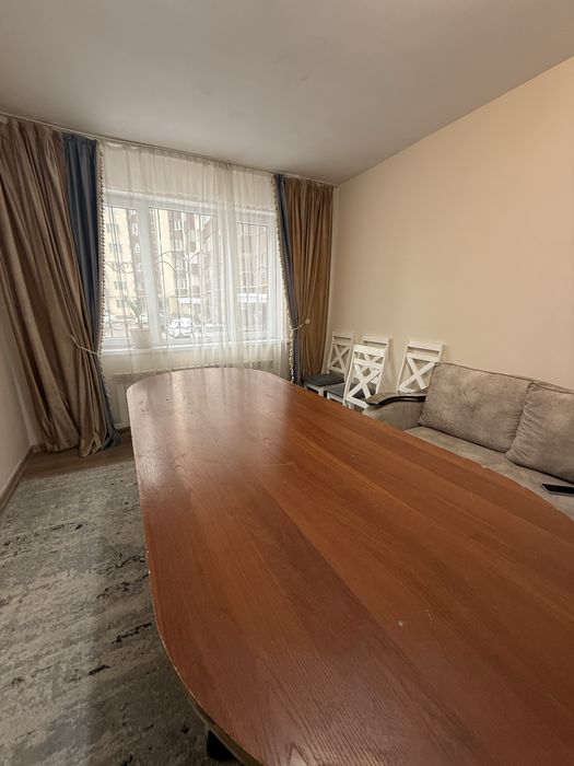 Брльшой стол на 12-14 персон