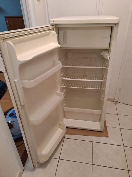 Vand.   frigider Zanussi