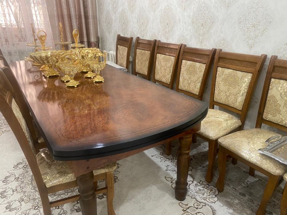 Стол и стулья.