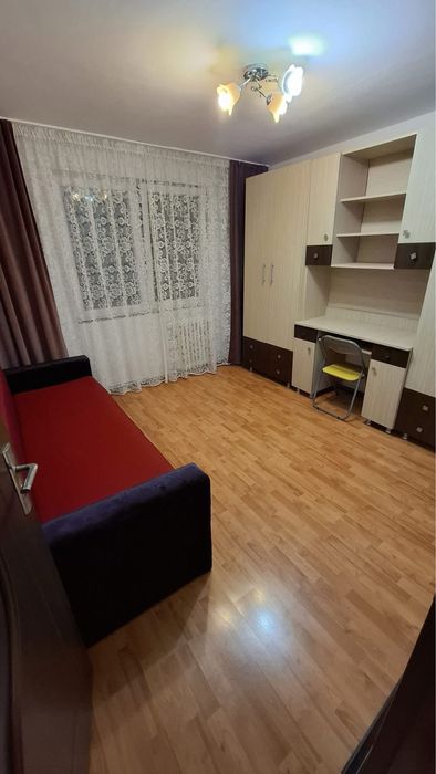 Vand aprtament cu 2 camere, decomandat, zona foarte buna
