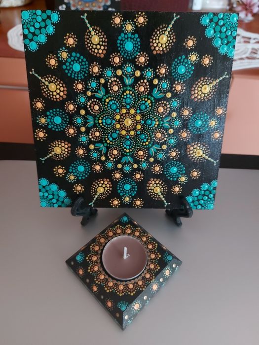 Tablouri pe pânză pictate în tehnica 'Mandale în puncte'