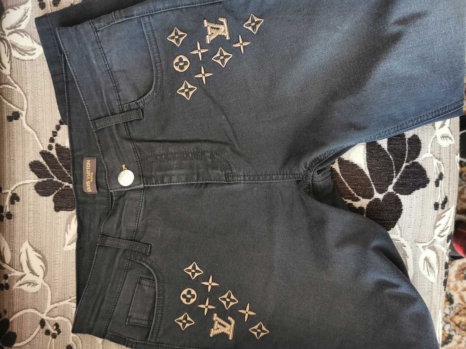 Нови дънки с бродерия