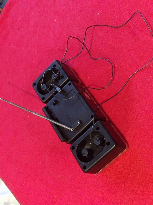 Mini radio cu boxe detașabile perfect funcțional