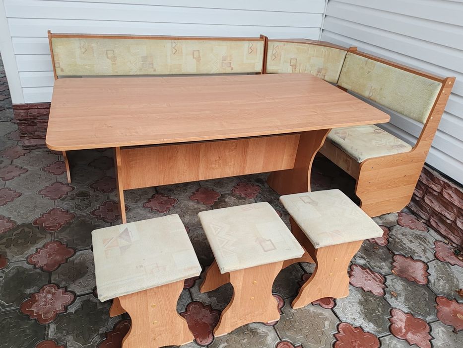 Кухонный уголок и стол