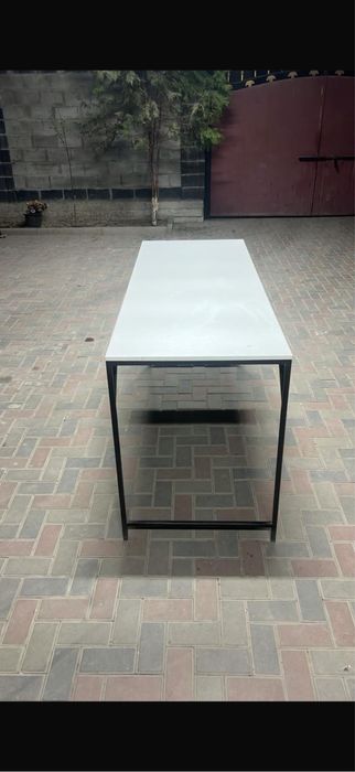 Продам стол прочный