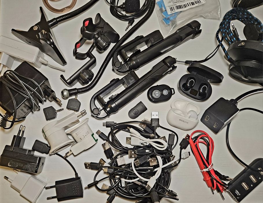 Lot diverse cabluri, încărcătoare, suporți telefon, casti