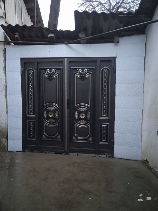 Янгийол центрда 4-хона уйи 3-сотих ери Срочна Сотилади