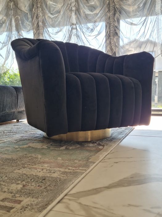 Vând fotoliu rotativ negru din catifea