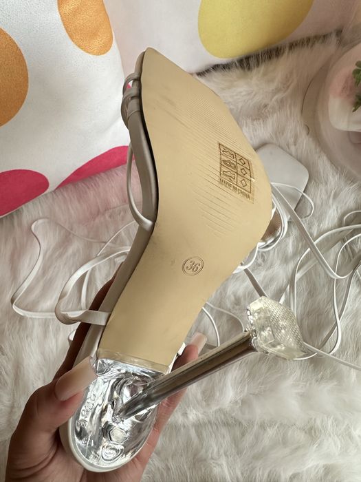 Бели сандали с прозрачен ток и връзки