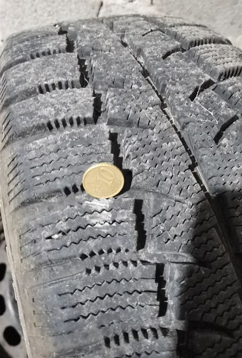 Vând 4 cauciucuri iarnă cu tot cu jante tabla