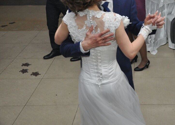 Кружевное свадебное платье.