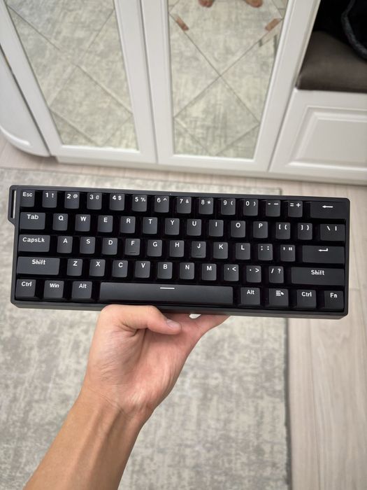 Продам магнитную клавиатуру Aula win60he