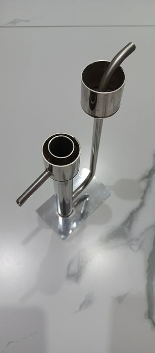 Попугай на стойке