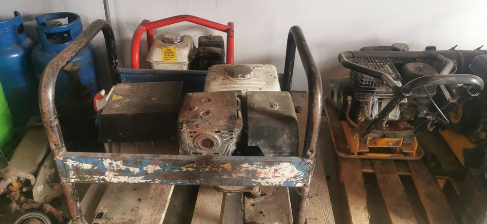 Scule construcții, mai compactor, elicopter betoane, placa compactoar