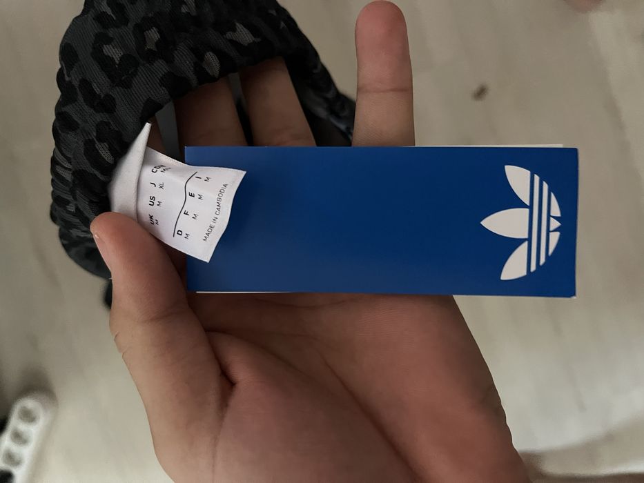 Vand pantaloni adidias