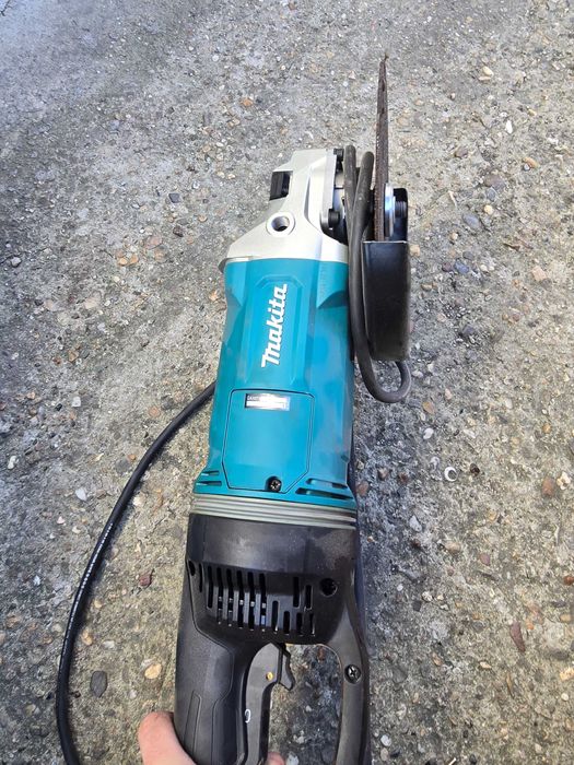 Makita Polizor unghiular cu fir, 2800 W, 230 mm.