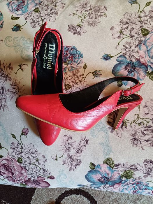 Vând sandale, mărimea 39, culoare  roșie, piele naturală, preț 130 lei