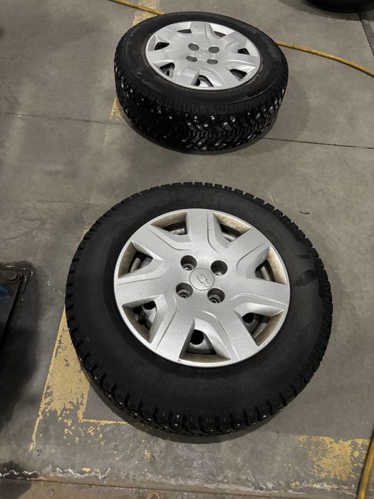 Продам зимние шины на дисках 185/70/14