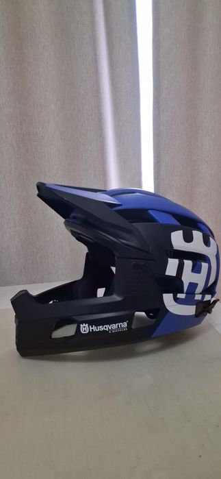 Vând casca husqvarna marime S