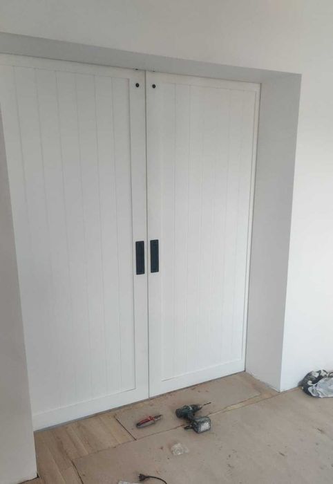 Ușă glisantă tip hambar (barn door), la comandă