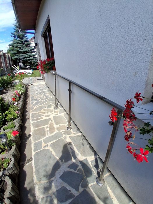 Balustrada inox cu sticla neagra securizata