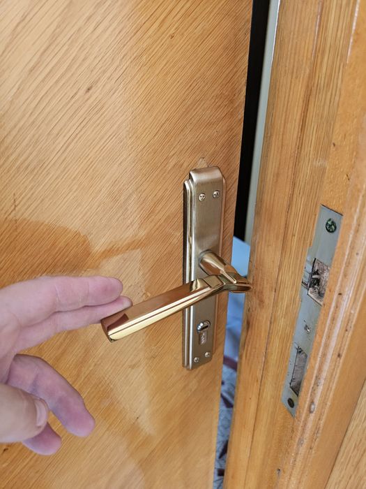 REPARATII USI/Deblocari usi/Termopane/Lacatus usi/Remedieri termopane