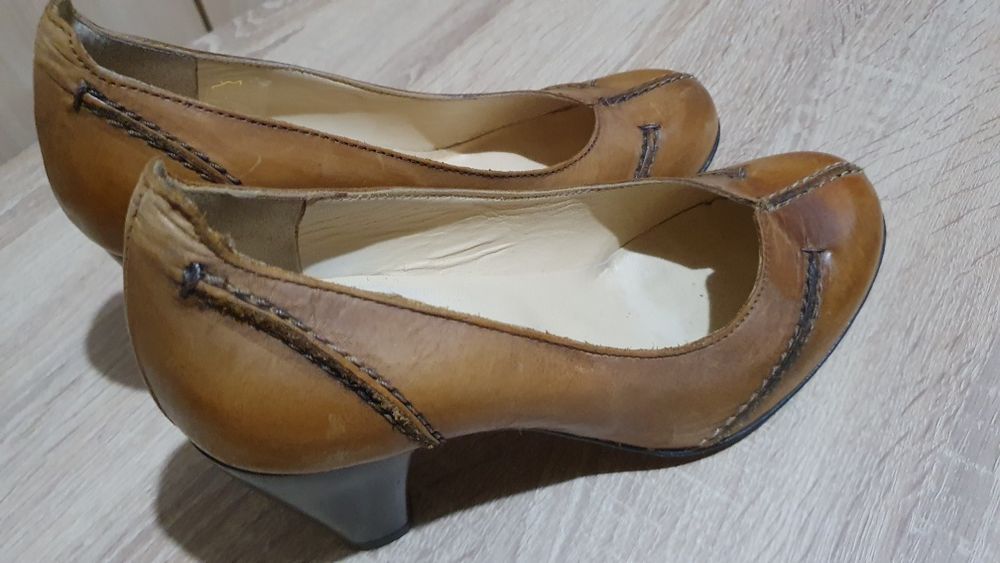 Pantofi de piele cu toc marime 37, interior 24 cm.