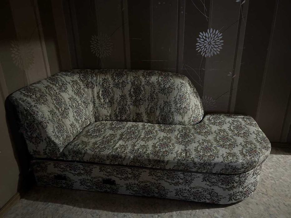 Продам диван угловой б/у
