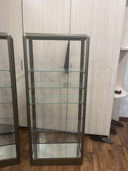 Продам два стеклянеых шкафа