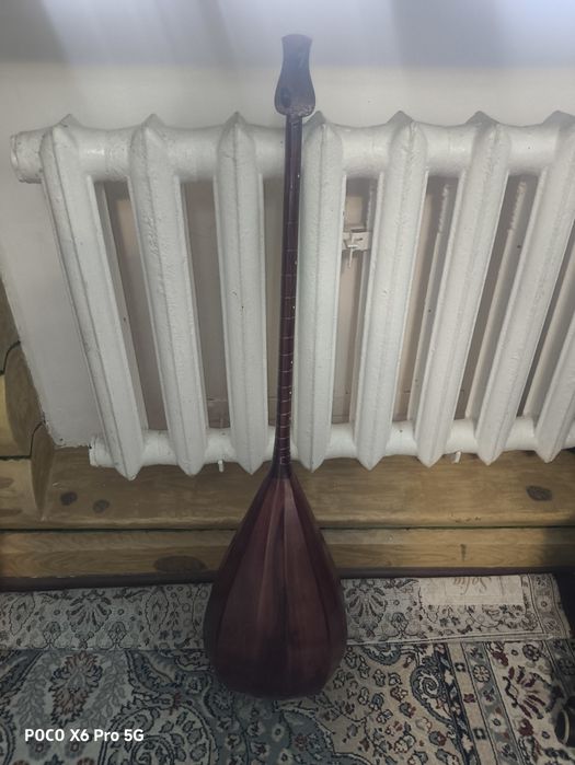 Домбыра новый без чехла.