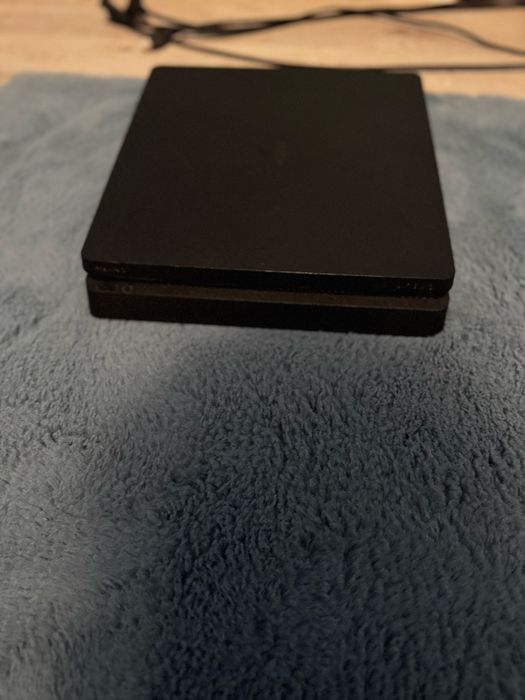 Vand ps4,il am de aproximativ 2 ani.2 manete originale si 1 neoriginala.1500 de lei negociabil.Mai multe detalii in privat.