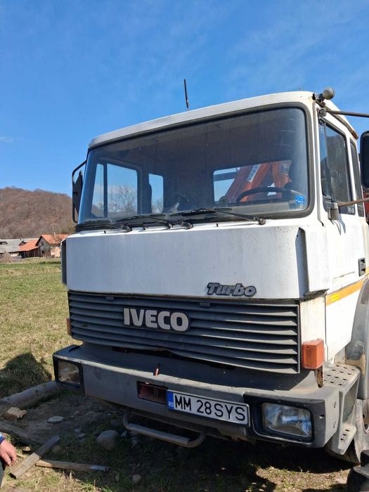 Vand/Dezmembrez camion Iveco basculabil cu macara negociabil
