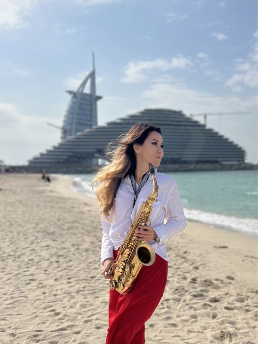 Саксофонистка, выступления в Алматы музыкант, саксофон, саксофонист