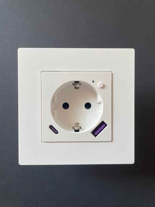 Zigbee смарт контакт с USB‑C PD 20W, USB‑A и измерване на консумацията