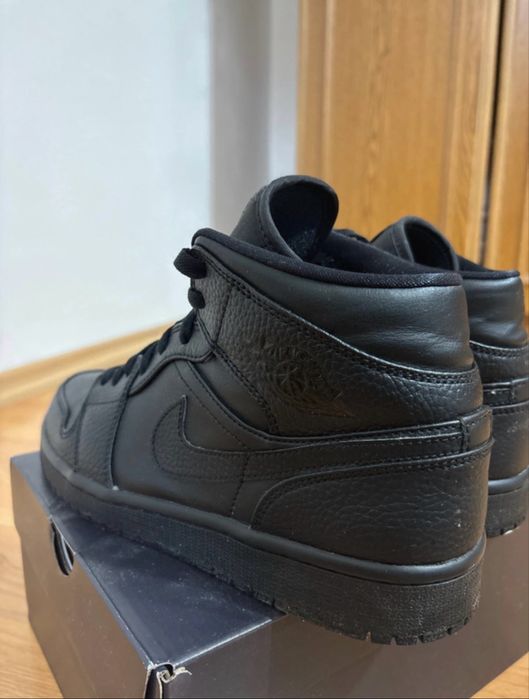 Jordan 1 Mid all black