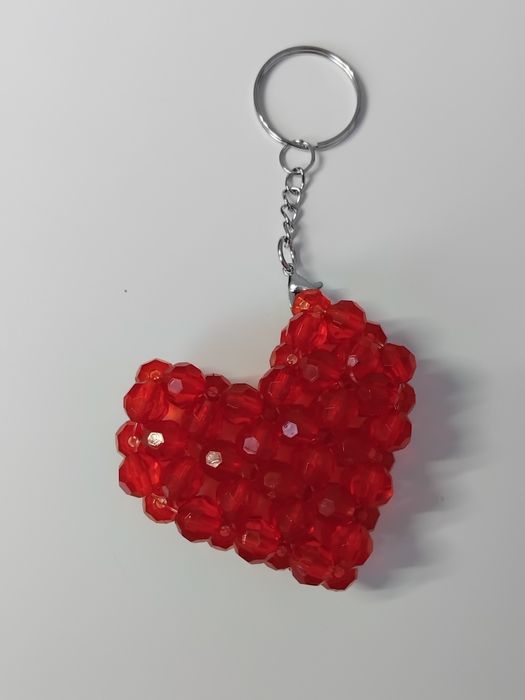 Брелок из бусин сердце