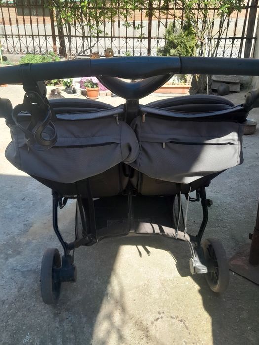 Количка за близнаци  в оотлично  състояние